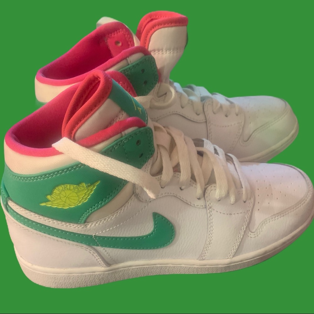 Nike - Size 5 Kids Sneakers
